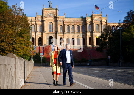 Couple contre Maximilianeum, Munich, Bavière, Allemagne Banque D'Images