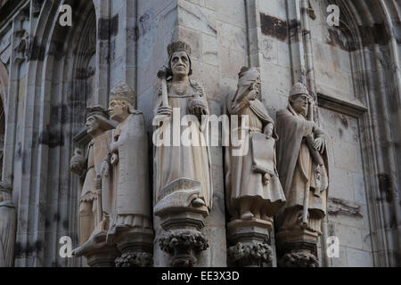 Statues des saints et des rois sur cathédrale de Cologne, Allemagne Banque D'Images