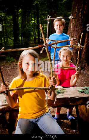 L'élaboration d'enfants dans un camp forestier, Munich, Bavière, Allemagne Banque D'Images