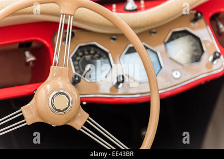 Vintage Car intérieur avec tableau de bord rétro Banque D'Images