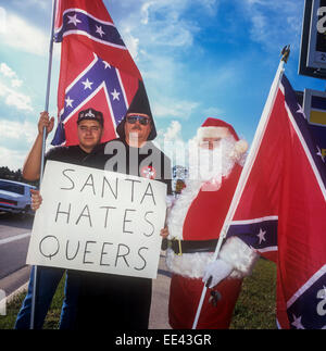 MELBOURNE, États-Unis - 1 mars : Les membres du Ku Klux Klan protester à l'extérieur d'un bar à Melbourne, Floride le 1 avril 1998. Banque D'Images