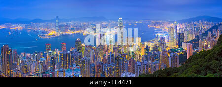 Hong Kong Panorama. Image panoramique de Hong Kong avec de nombreux gratte-ciel au crépuscule heure bleue. Banque D'Images