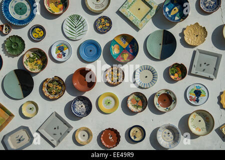 Les plaques de couleur sur un mur à Sagres Portugal Poterie Banque D'Images