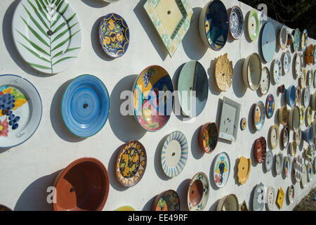 Les plaques de couleur sur un mur à Sagres Portugal Poterie Banque D'Images