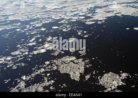 Vue aérienne des glaces dans le golfe de Riga de la mer Baltique, Banque D'Images