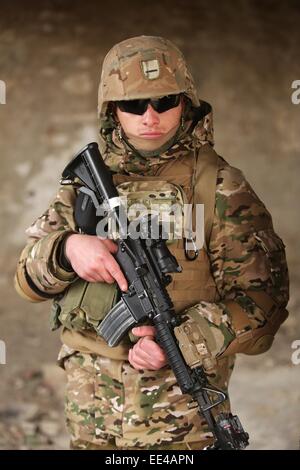 Un soldat de l'armée géorgienne au cours de l'entraînement près de la frontière avec l'Azberjan avant leur déploiement en Afghanistan, le 13 janvier 2015 à Rustavi, Géorgie. Banque D'Images