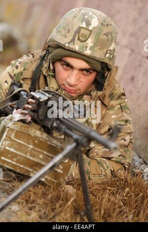 Un soldat de l'armée géorgienne au cours de l'entraînement près de la frontière avec l'Azberjan avant leur déploiement en Afghanistan, le 13 janvier 2015 à Rustavi, Géorgie. Banque D'Images