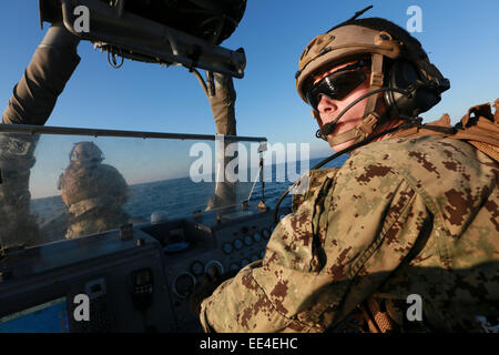 US Marine commandos des forces spéciales avec la Marine américaine au cours de la formation commune dans des bateaux gonflables à coque rigide, 12 janvier 2015 au large de la Californie. Banque D'Images