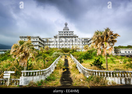 Bâtiment de l'hôtel abandonné ruines sur l'Île Hachijojima, au Japon. Banque D'Images