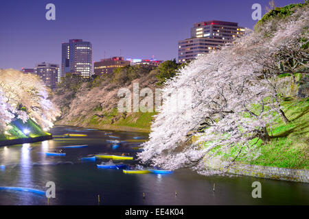 Tokyo, Japon à Chidorigafuchi douves du palais impérial pendant la saison de printemps. Banque D'Images