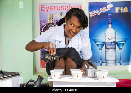 Femme éthiopienne de la préparation du café fraîchement moulu, Mekele, Ethiopie, Afrique Banque D'Images
