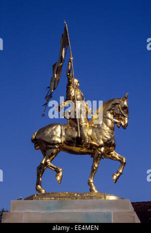 Quartier français, la Nouvelle Orléans, Louisiane. Statue de Jeanne d'Arc, Decatur Street, en face du marché français. Banque D'Images