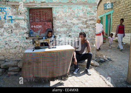 Femme couturière travaillant dans la rue, l'éthiopie, scènes de rue, Mekele ou Mekelle, Ethiopie, Afrique Banque D'Images