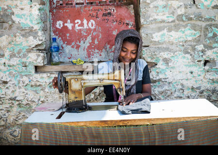 Femme couturière travaillant dans la rue, l'éthiopie, scènes de rue, Mekele ou Mekelle, Ethiopie, Afrique Banque D'Images