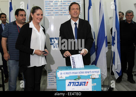 Modi'in, Israël. 13 Jan, 2015. Le chef du parti travailliste israélien Yitzhak Herzog jette son vote à un bureau de vote lors des élections primaires du parti travailliste à Modi'in, à l'est de Tel Aviv, Israël, le 13 janvier 2015. Quelque 49 000 électeurs inscrits ont exercé leur droit de vote au Parti du travail principal pour 36 candidats à 76 bureaux de vote dans tout le pays mardi. © Gil Cohen Magen/Xinhua/Alamy Live News Banque D'Images