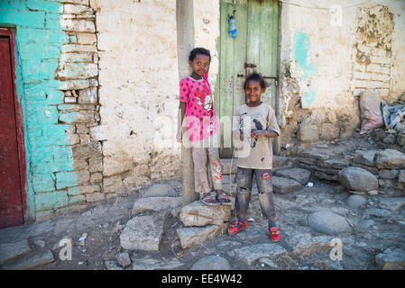 Les enfants en face de la maison à Mekele, Ethiopie, Arfika Banque D'Images