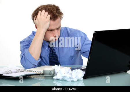 Stressed businessman fait aucun progrès Banque D'Images