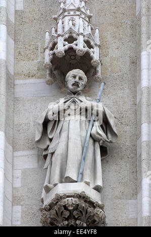 Statue de Saint François Xavier sur le portail de la cathédrale de Zagreb Banque D'Images