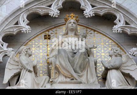 La Vierge sur le trône avec l'Enfant Jésus et deux anges sur le portail de la cathédrale de Zagreb Banque D'Images