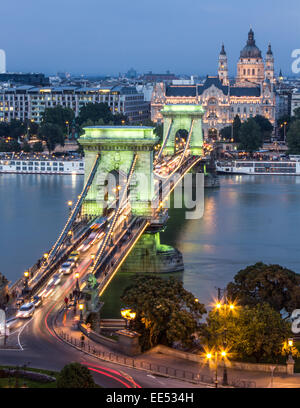 L'ancien pont des Chaînes, le plus vieux pont de Budapest, éclairé au crépuscule, à la recherche de l'autre côté de la rivière Danube pour le côté Pest. Banque D'Images