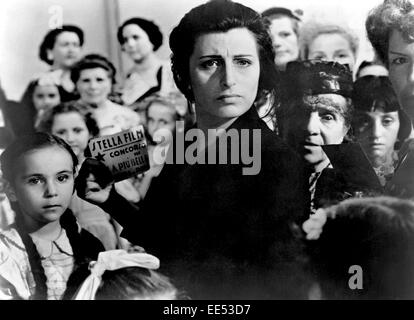 Tina Apicella, Anna Magnani, entre groupe d'autres femmes et d'enfants, sur-ensemble du film, "Bellissima", 1951 Banque D'Images