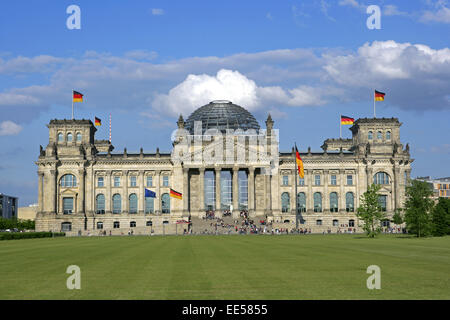 Deutschland, Berlin, Europa, Hauptstadt, Sehenswuerdigkeit Reichstagsgebaeude Stadt,,,,, Regierungsgeba Nationalflaggen Besucher Banque D'Images