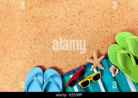 Fond de plage d'été de serviette, étoiles de mer, coquillage, tongs et deux paires de lunettes de soleil sur le sable avec copyspace. Banque D'Images