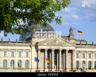Deutschland, Berlin, Europa, Hauptstadt, Sehenswuerdigkeit Reichstagsgebaeude Stadt,,,,, Regierungsgeba Nationalflaggen Besucher Banque D'Images