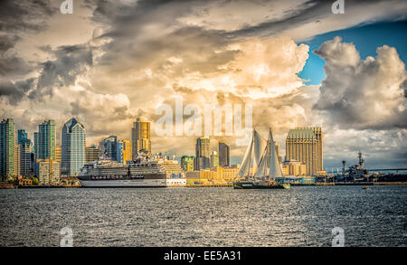 San Diego Skyline avec Celebrity Infinity et Greenpeace Rainbow Warrior, la voile dans la baie de San Diego, San Diego, California USA Banque D'Images