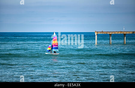 Catamaran (Hobie Cat) passé à Ocean Beach Pier, Ocean Beach, San Diego, California USA Banque D'Images