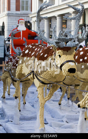 Les rennes et le père Noël fait de Lego affiche dans Covent Gardens Londres Angleterre Banque D'Images