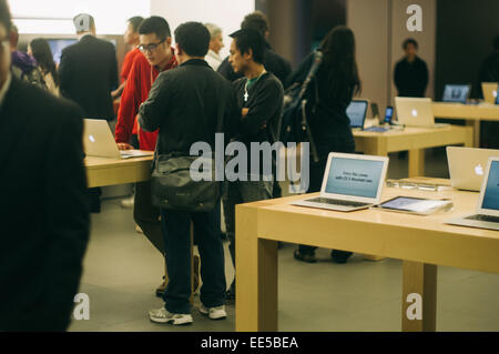 Les gens essaient de tablette d'Apple, l'ipad mini et toutes sortes de gadgets d'Apple dans l'Apple Store à Hong Kong SFI. Banque D'Images