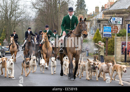 Maître de la chasse conduit son foxhounds grâce à Chipping Norton pour le Boxing Day 2014 Hunt Banque D'Images