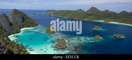 Vue panoramique de Wayag et bateau à voile Lamima Îles Raja Ampat Indonésie Banque D'Images