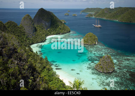 Vue panoramique de Wayag et bateau à voile Lamima Îles Raja Ampat Indonésie Banque D'Images