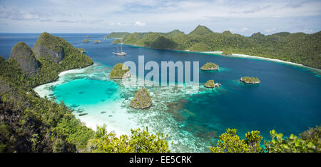 Vue panoramique de Wayag et bateau à voile Lamima Îles Raja Ampat Indonésie Banque D'Images
