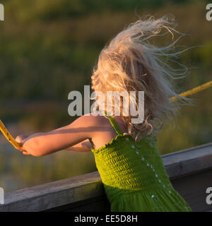 Vue arrière d'une fille avec les cheveux au vent, North Rustico, Prince Edward Island, Canada Banque D'Images