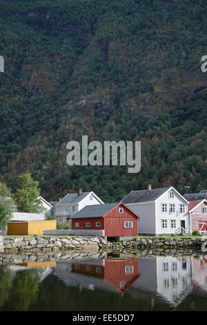 Norvégien traditionnel en bois sur les rives de bâtiments dans le Sognefjorden, Norvège Laerdal Banque D'Images