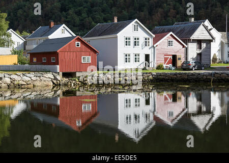 Norvégien traditionnel en bois sur les rives de bâtiments dans le Sognefjorden, Norvège Laerdal Banque D'Images