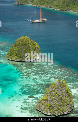 Vue panoramique de Wayag et bateau à voile Lamima Îles Raja Ampat Indonésie Banque D'Images