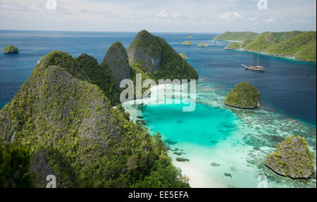 Vue panoramique de Wayag et bateau à voile Lamima Îles Raja Ampat Indonésie Banque D'Images