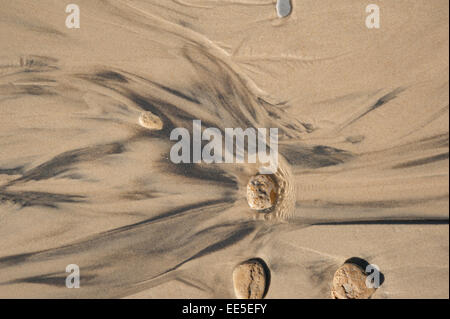 Dépôts de magnétite dans les cours d'eau anastomosés, plage Zahara de los Atunes, Province de Cadix, Andalousie, espagne. Banque D'Images