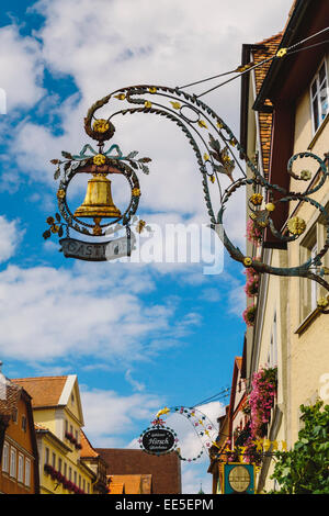 La boutique sign hanging traditionnel de l''hôtel, Rothenburg ob der Tauber, Route Romantique, Bavière, Allemagne Banque D'Images