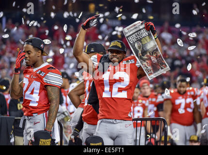 Ohio State Buckeyes Doran évoluait Grant (12) célèbre au cours de la remise d'un trophée après les éliminatoires du championnat national de football match entre l'Ohio State Buckeyes et Oregon Ducks le 12 janvier 2015, chez AT&T à Arlington, Texas.Ohio State remporte 42-20. Banque D'Images