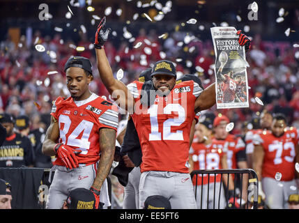Ohio State Buckeyes Doran évoluait Grant (12) célèbre au cours de la remise d'un trophée comme Ohio State Buckeyes receveur Corey Smith (84) après les éliminatoires du championnat national de football match entre l'Ohio State Buckeyes et Oregon Ducks le 12 janvier 2015, chez AT&T à Arlington, Texas.Ohio State remporte 42-20. Banque D'Images