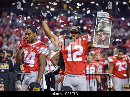 Ohio State Buckeyes Doran évoluait Grant (12) célèbre au cours de la remise d'un trophée comme Ohio State Buckeyes receveur Corey Smith (84) après les éliminatoires du championnat national de football match entre l'Ohio State Buckeyes et Oregon Ducks le 12 janvier 2015, chez AT&T à Arlington, Texas.Ohio State remporte 42-20. Banque D'Images