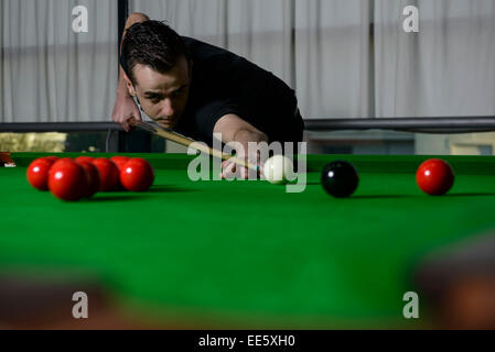 Young man playing snooker Banque D'Images