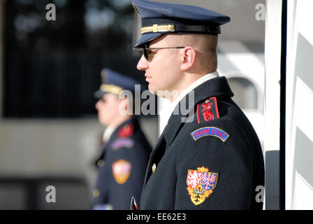 Prague, République tchèque. Des soldats montent la garde par les portes principales du Château Banque D'Images