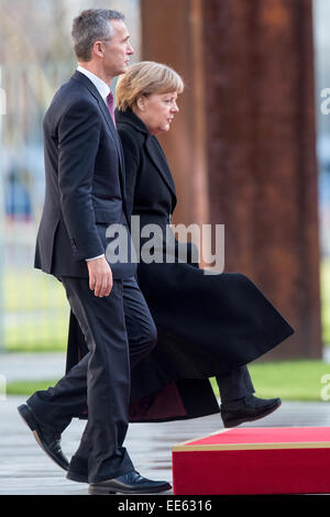 Berlin, Allemagne. 14 Jan, 2015. La chancelière allemande, Angela Merkel (CDU) se félicite le Secrétaire général de l'OTAN, Jens Stoltenberg avec honneurs militaires à Berlin, Allemagne, 14 janvier 2015. Dpa : Crédit photo alliance/Alamy Live News Banque D'Images