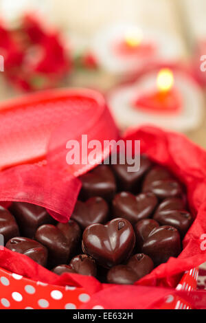 Présent pour la Saint Valentin. Bonbons au chocolat maison en boite cadeau. Banque D'Images